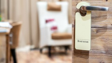 हॉटेल रूममधील गेस्ट 2 वर्षांनी बाहेर आला; बंद दरवाजा उघडताच सगळ्यांना धक्का