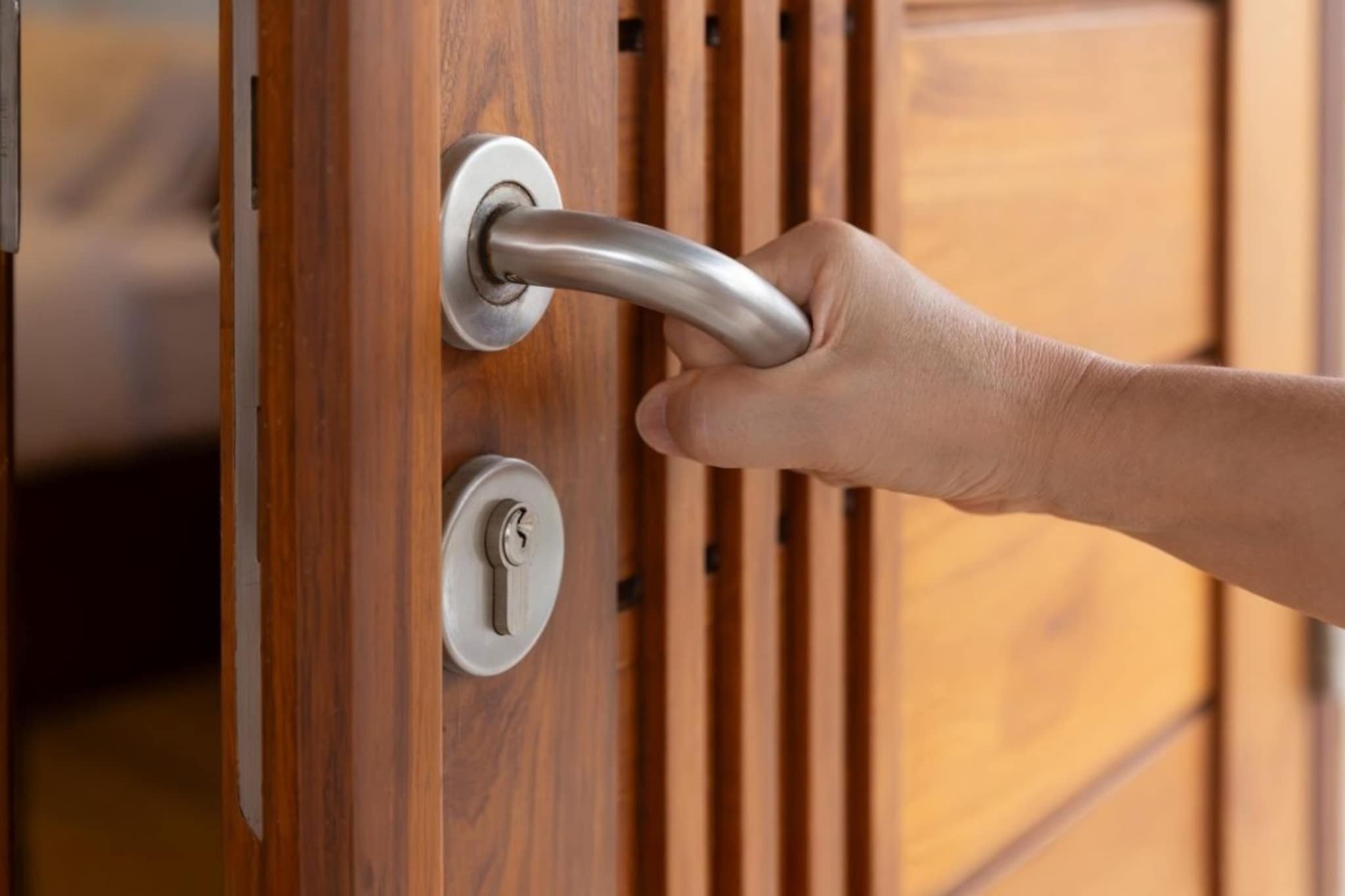 हॉटेल रूममधील गेस्ट 2 वर्षांनी बाहेर आला; बंद दरवाजा उघडताच सगळ्यांना धक्का