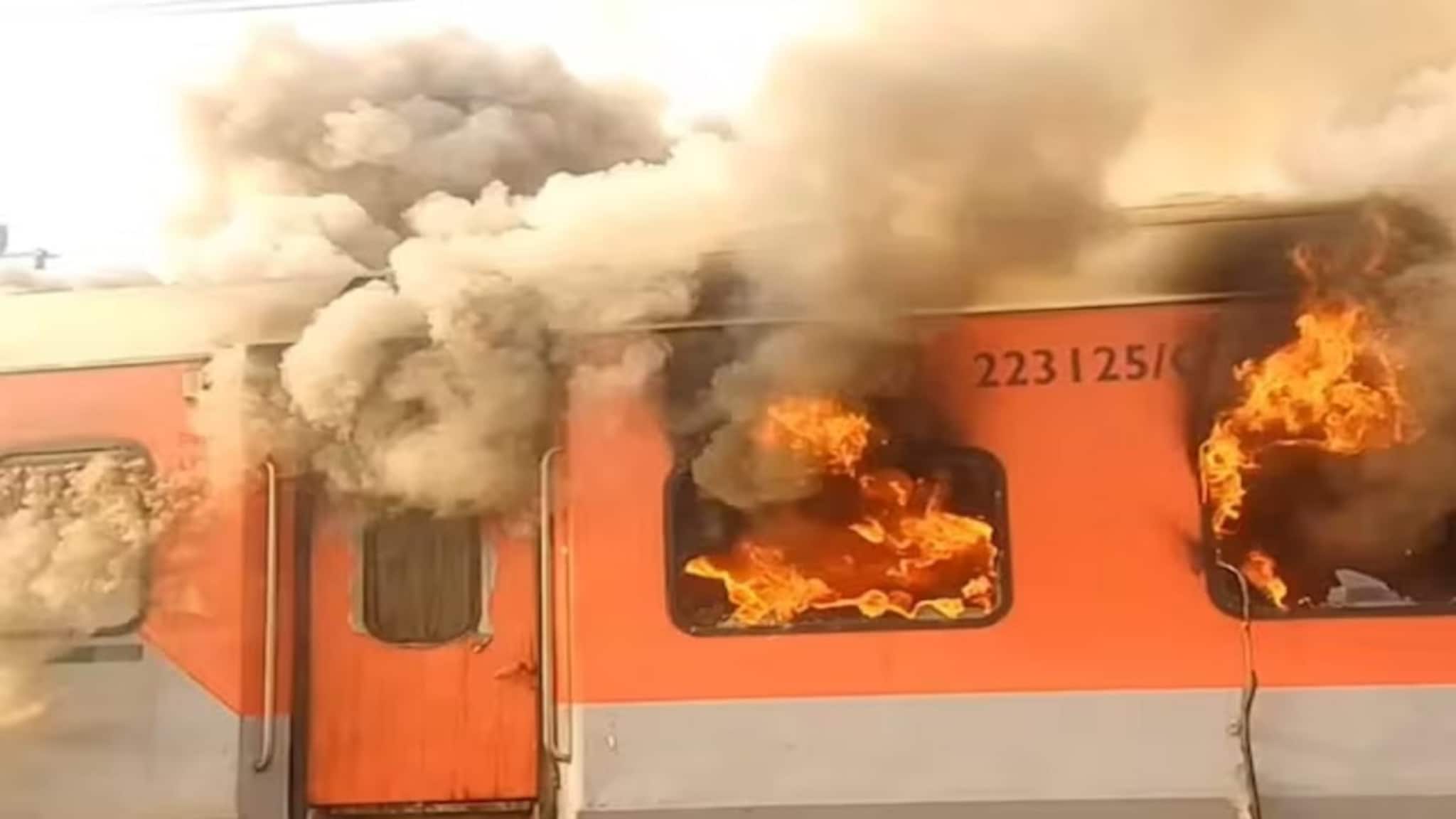 35 पैशांत 10 लाखांचं विमा कव्हर देते IRCTC! पाहा कुठून करावा लागतो खरेदी