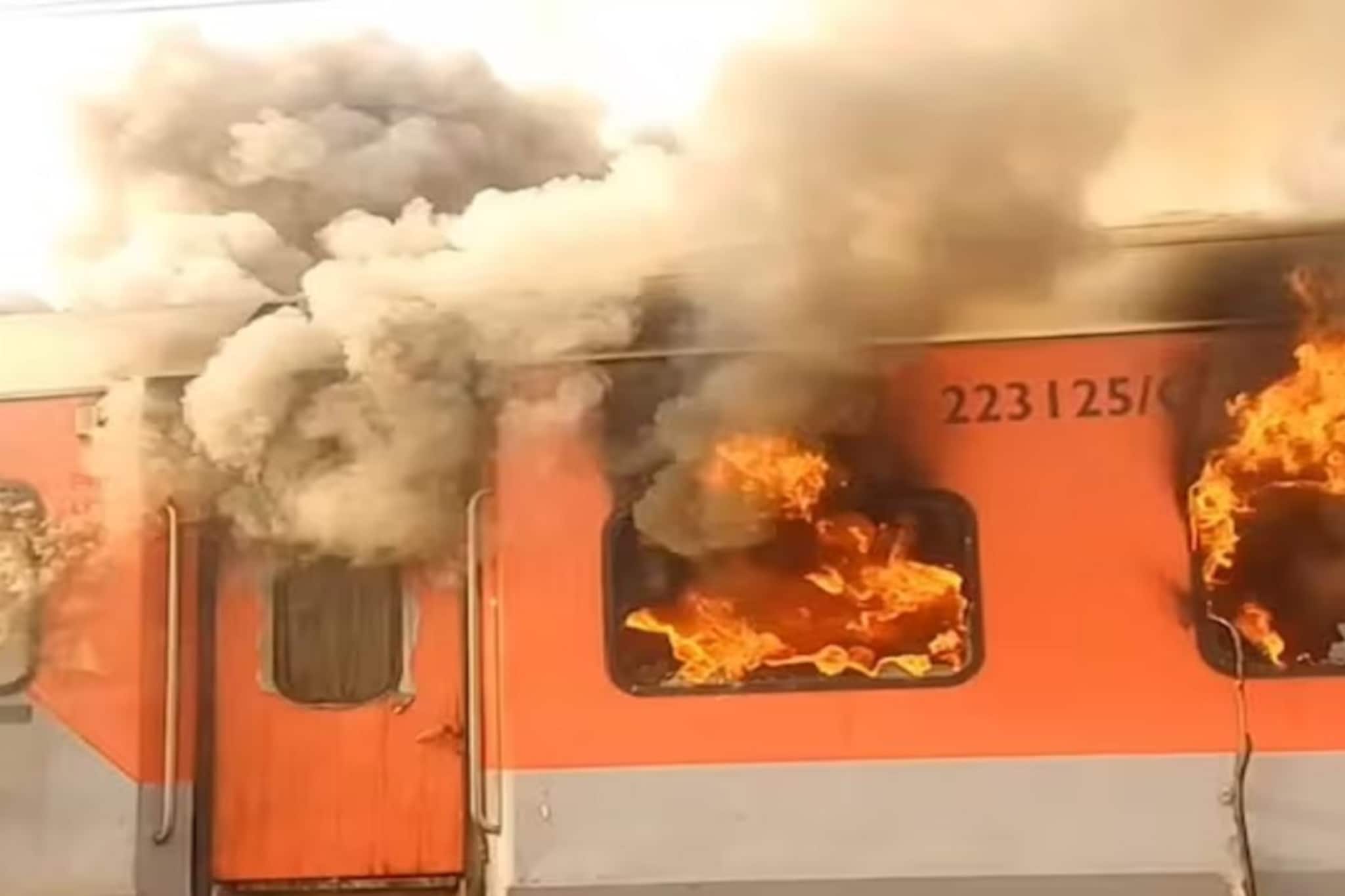 35 पैशांत 10 लाखांचं विमा कव्हर देते IRCTC! पाहा कुठून करावा लागतो खरेदी