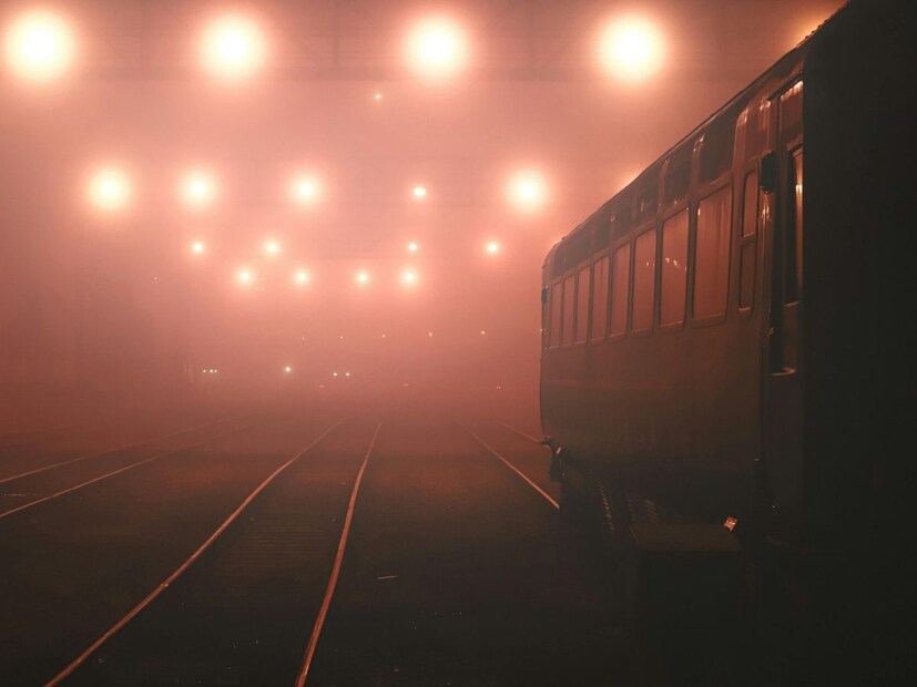 रात्रीच्या वेळी ट्रेन इंजिन जास्त वीज निर्माण करते. रात्रीच्या वेळी ट्रॅकची दुरुस्ती देखील कमी होते. यामुळे लोको पायलट बिनधास्त ट्रेन चालवतात.