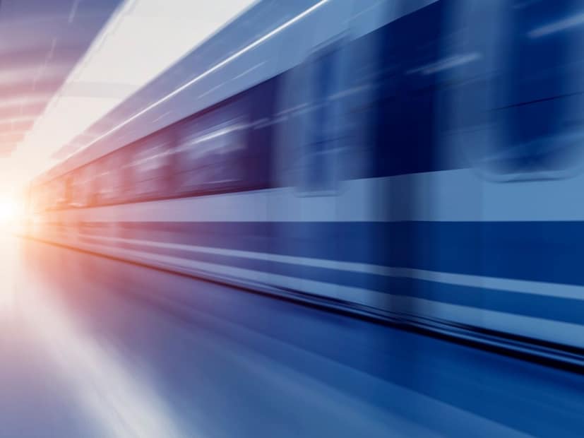 रात्रीच्या वेळी रेल्वेचा वेग वाढण्याचं मुख्य कारण म्हणजे रेल्वे रुळांवर मानवी आणि प्राण्यांची वर्दळ लक्षणीयरित्या कमी असते. स्वच्छ ट्रॅकमुळे लोको पायलट पूर्ण वेगाने ट्रेन चालवू शकतो.