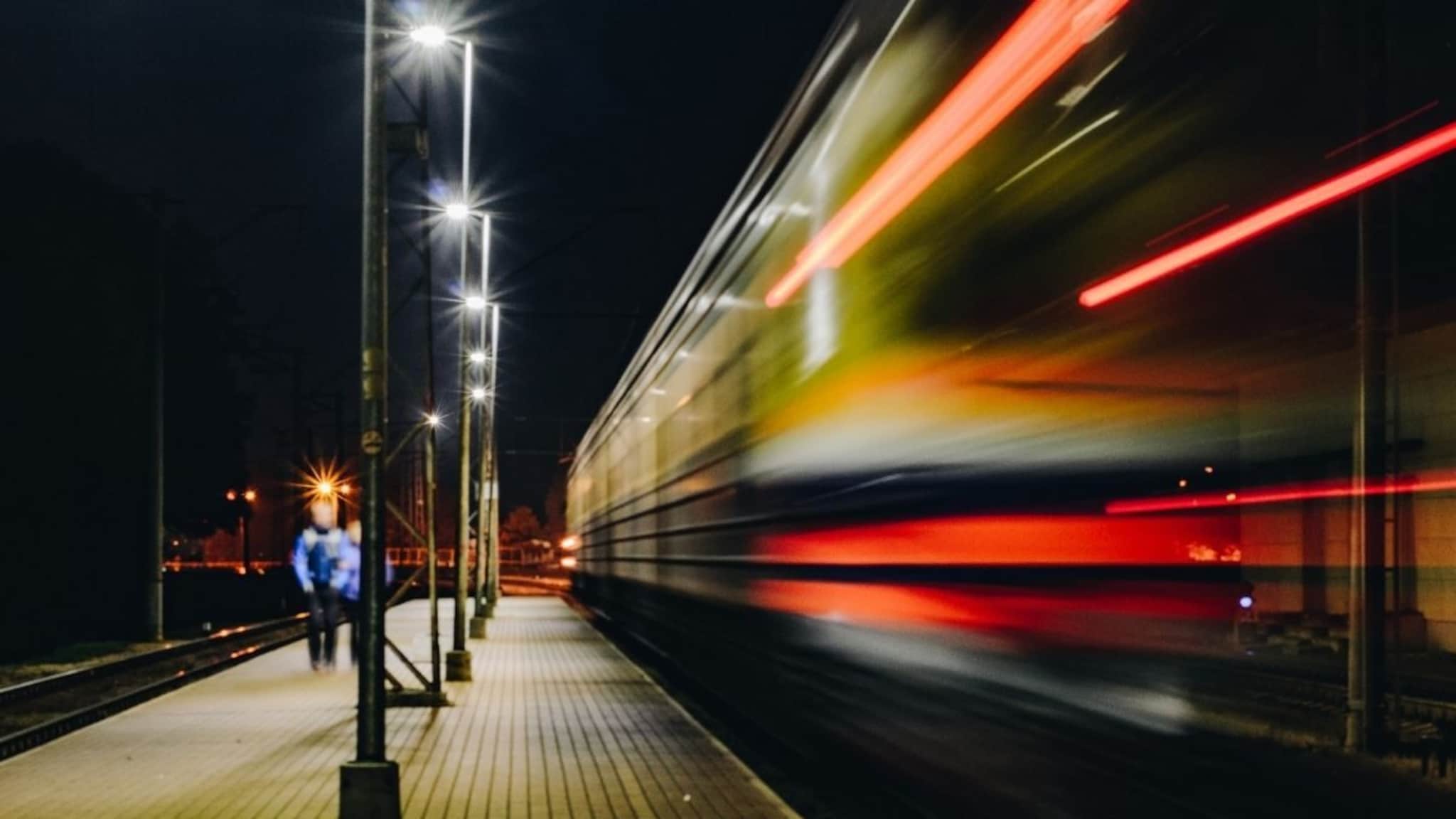 Indian Railway : दिवसभर डुगूडुगू चालणारी ट्रेन रात्री वेगाने कशी धावते, अंधारात रेल्वेचा स्पीड का वाढतो?