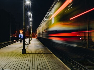 दिवसा डुगूडुगू चालणारी ट्रेन रात्री वेगाने कशी धावते, अंधारात स्पीड का वाढतो?