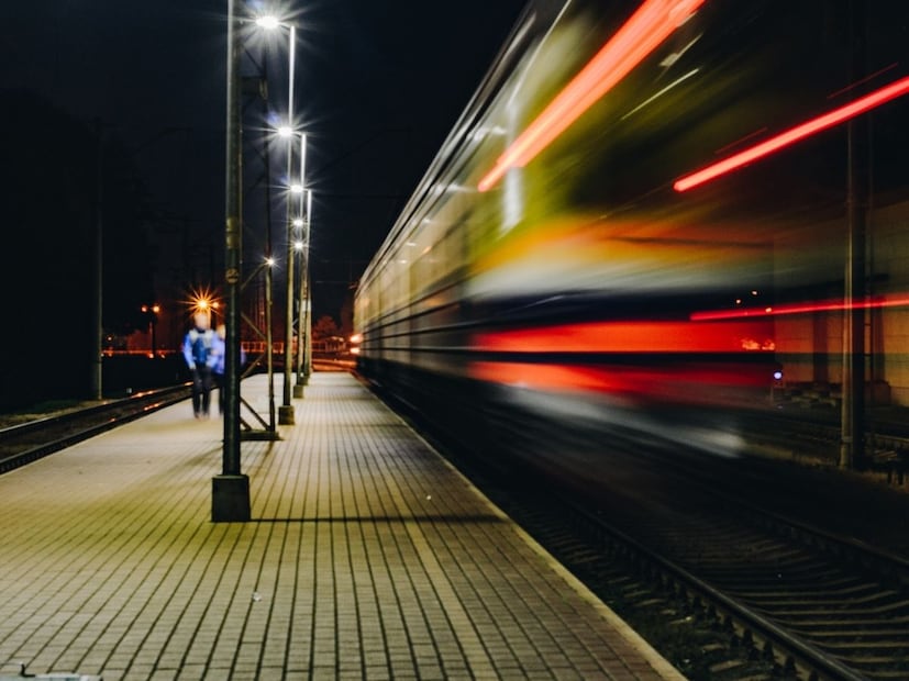 तुम्ही दररोज ट्रेनने प्रवास करत असाल तर एक गोष्ट तुमच्या लक्षात आली असेल की दिवसभर ट्रेन हळूहळू चालते पण तीच ट्रेन रात्री मात्र एकदम वेगाने चालते. अगदी स्लो ट्रेनचा वेगही फास्ट काय सुपरफास्ट होतो. तुम्ही दररोज ट्रेनने प्रवास करत असाल तर एक गोष्ट तुमच्या लक्षात आली असेल की दिवसभर ट्रेन हळूहळू चालते पण तीच ट्रेन रात्री मात्र एकदम वेगाने चालते. अगदी स्लो ट्रेनचा वेगही फास्ट काय सुपरफास्ट होतो.