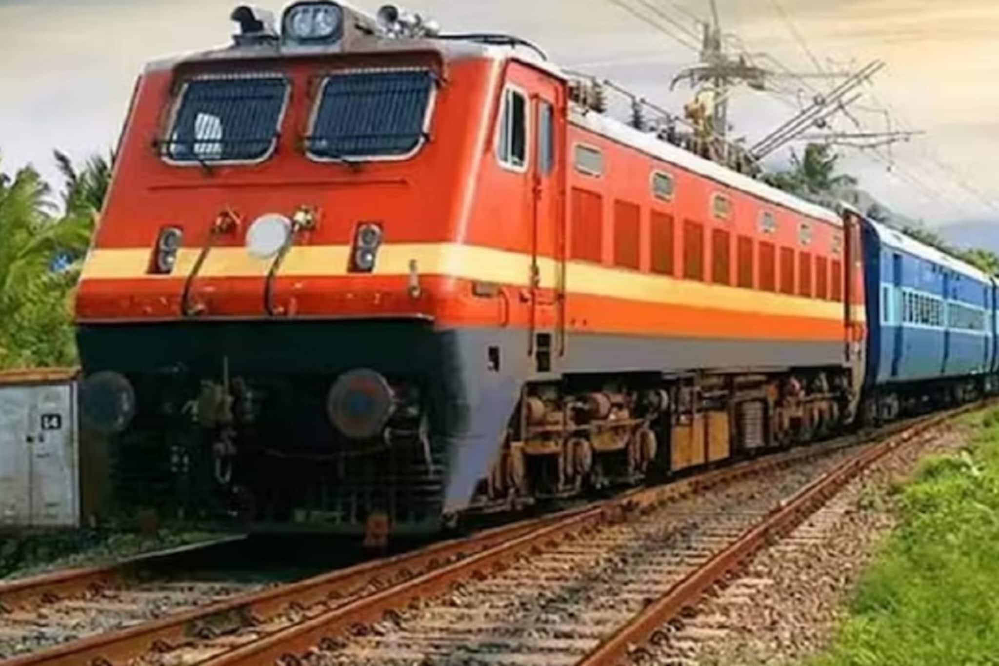 रेल्वे प्रवाशांना डबल धक्का! पाहा तिकीटात किती झाली वाढ, सामान नेण्यावरही लिमिट