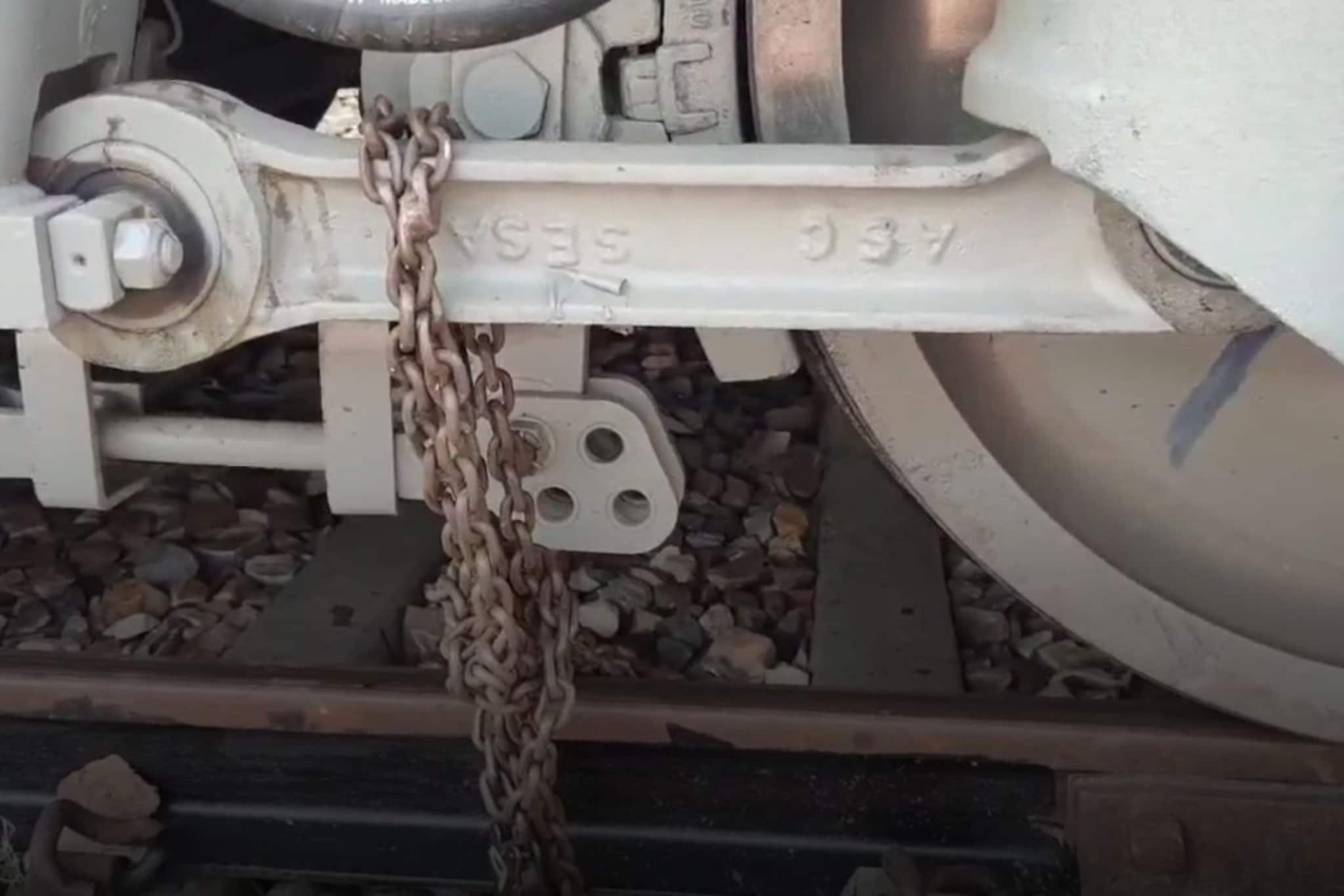 ट्रेनचीही होते चोरी, इंजिनला साखळी का बांधतात? रेल्वे अधिकाऱ्याने सांगितलं कारण