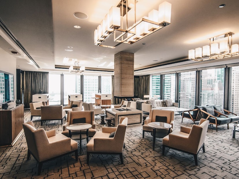 इतर देशांमध्येही रुपयाची जादूइराणप्रमाणेच आणखी काही देशांमध्ये भारतीय रुपयाची किंमत खूप जास्त आहे.
सिएरा लिओन: 1 भारतीय रुपया = 238.32 स्थानिक रुपये.
इंडोनेशिया: 1 भारतीय रुपया = 190 स्थानिक रुपये.