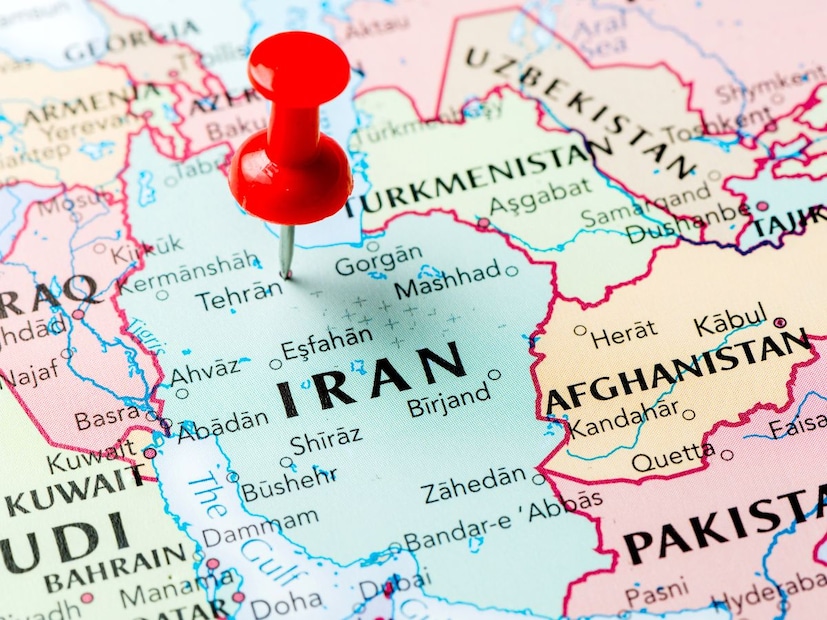 आम्ही ज्या देशाबद्दल बोलत आहोत, तो देश म्हणजे इराण (Iran)आर्थिकदृष्ट्या मजबूत असतानाही, जागतिक महासत्तांनी टाकलेल्या प्रचंड दाबामुळे या देशाच्या चलनाचे मूल्य सध्या खूपच कमी झाले आहे.