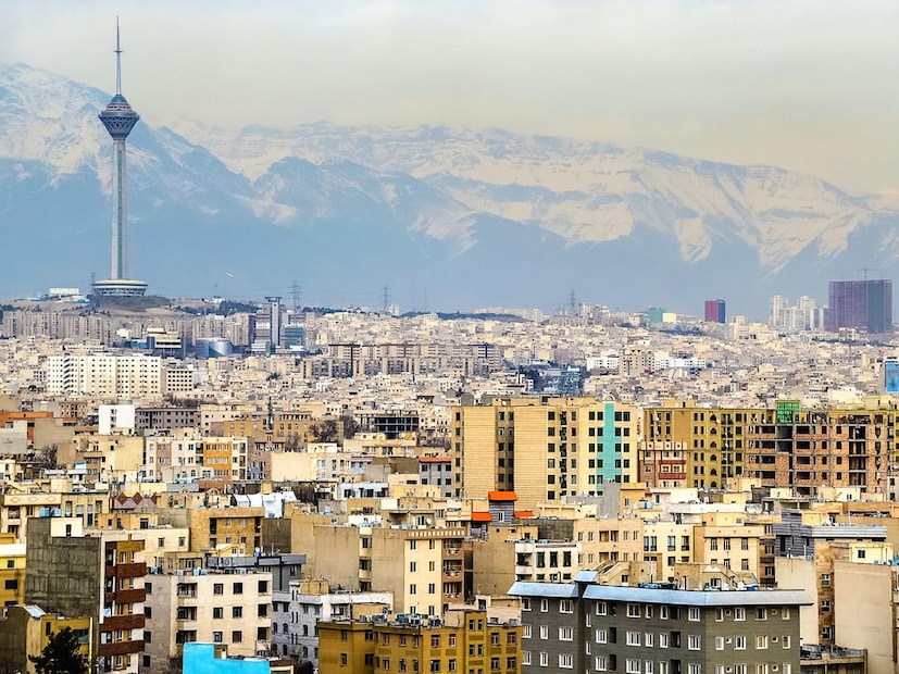 डॉलरवर बंदी आणि रियालचा इतिहासइराण भारत आणि केवळ काही निवडक देशांशी त्यांच्या स्थानिक चलनात व्यापार करतो. अमेरिका आणि इराणमधील शत्रुत्वामुळे इराण डॉलर स्वीकारत नाही. त्यामुळे, अमेरिकन डॉलर्स बाळगणे हा या देशातील सर्वात मोठा गुन्हा मानला जातो, ज्यामुळे डॉलरची अवैध तस्करी वाढली आहे.