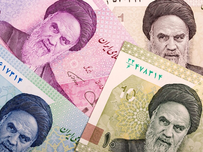 इराणच्या चलनाची कहाणीइराणचे चलन रियाल-ए-इराण (Rial-e-Iran) म्हणून ओळखले जाते. जुन्या देशांपैकी एक असलेल्या इराणमधील रियालचे मूल्य एकेकाळी खूप चांगले होते. परंतु, गेल्या काही वर्षांमध्ये आंतरराष्ट्रीय बाजारपेठेत त्याचे मूल्य लक्षणीयरीत्या घसरले आहे.