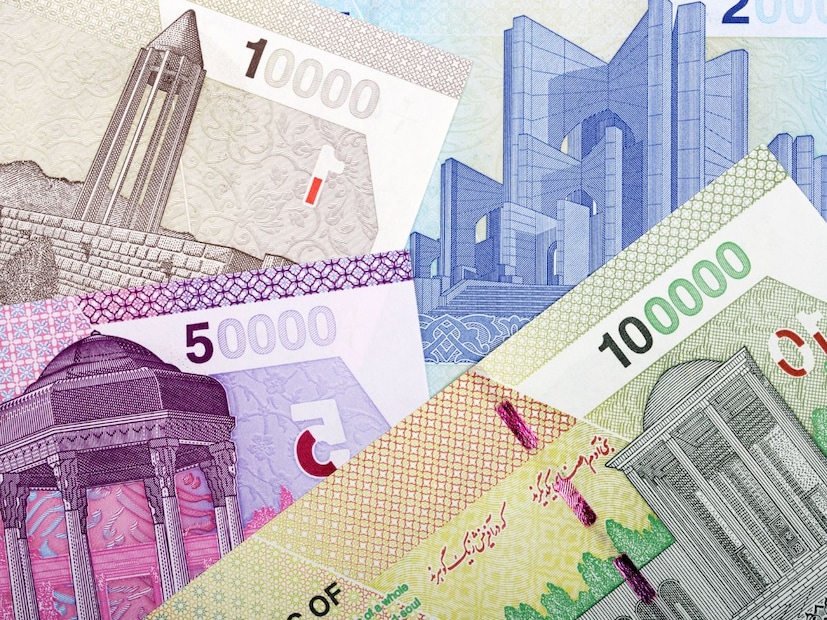 या घसरणीचे मुख्य कारण आहे अमेरिकेने अनेक वर्षांपासून इराणवर लादलेले विविध आर्थिक निर्बंध (Economic Sanctions). अमेरिकेच्या भीतीने अनेक देश इराणकडून कच्चे तेल खरेदी करणे टाळतात. त्यामुळे आंतरराष्ट्रीय बाजारपेठेत इराणच्या अर्थव्यवस्थेचे आणि पर्यायाने चलनाच्या रियालचे मूल्य सातत्याने कमी होऊ लागले.