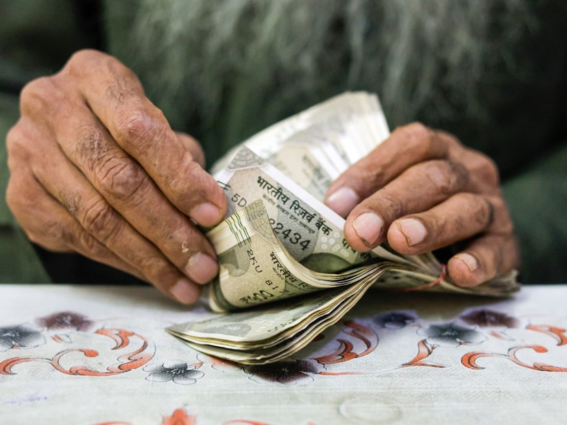 आंतरराष्ट्रीय बाजारात भारतीय रुपयाचे (Indian Rupee) मूल्य दिवसेंदिवस कमी होत असल्याच्या बातम्या आपण नेहमी ऐकतो. विशेषतः अमेरिकन डॉलरच्या (US Dollar) तुलनेत रुपयाची किंमत खूपच कमी आहे. आज एका डॉलरसाठी आपल्याला सुमारे 83 रुपये मोजावे लागतात. त्याचप्रमाणे, कुवेतच्या एका दिनारसाठी 271 रुपये द्यावे लागतात, याचा अर्थ अनेक देशांमध्ये भारतीयांना प्रवास करताना अधिक पैसे खर्च करावे लागतात.