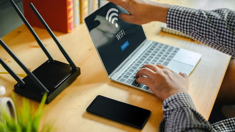 Authentication ही मल्टी स्टेप प्रक्रिया आहे. वायफाय पासवर्ड टाकल्यानंतर राऊट लगेच चूक आहे असं सांगत नाही. आधी डिव्हाइस राऊटरशी सुरक्षित कनेक्शन तयार करतो. Encryption keys तयार होतात. मगच पासवर्ड verify होतो जोपर्यंत ही प्रक्रिया पूर्ण होत नाही तोपर्यंत सिस्टम Connecting… असंच दाखवतं.