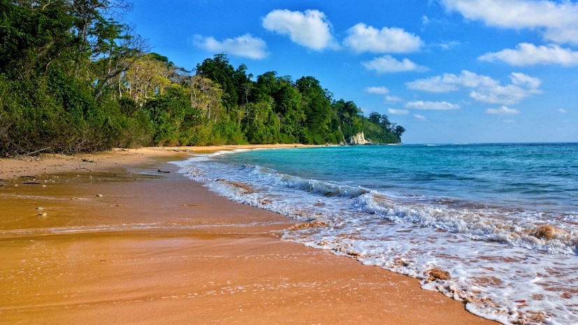 पण दुपारी 4-5 वाजता भरती येऊ लागल्याने पाणी हळूहळू वाढू लागतं. प्रथम, छत्र्या बुडतात, नंतर टेबल आणि खुर्च्या, नंतर संपूर्ण वाळूची पट्टी. संध्याकाळी 6 वाजेपर्यंत, संपूर्ण बेट 3-5 फूट पाण्याखाली बुडतं. रात्री फक्त खोल समुद्र उरतो. म्हणूनच त्याला अदृश्य बेट म्हणतात.