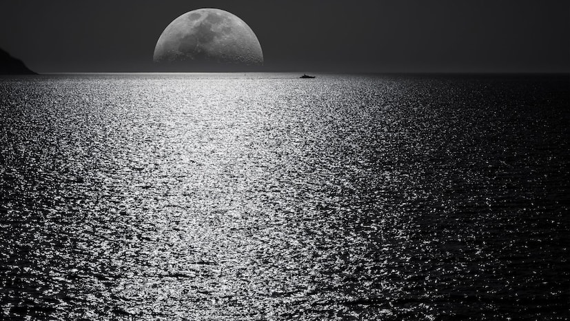 या ठिकाणाचा व्हिडीओ सध्या सोशल मीडियावर व्हायरल होतो आहे. जो पाहून सगळे आश्चर्यचकीत झाले आहेत.पांढरीशुभ्र वाळू, निळंशार पाणी आणि हजारो पर्यटकांनी भरलेले एक सुंदर वाळूचं बेट. पण सूर्यास्त होताच संपूर्ण बेट गायब होतं. हो, दिवसा जिथे लोक दिसतात ते ठिकाण रात्री गायब होतं. दिसतो तो फक्त समुद्र, बेटाचा कोणताही मागमूस उरत नाही. पण सकाळ होताच तेच बेट पुन्हा दिसतं.