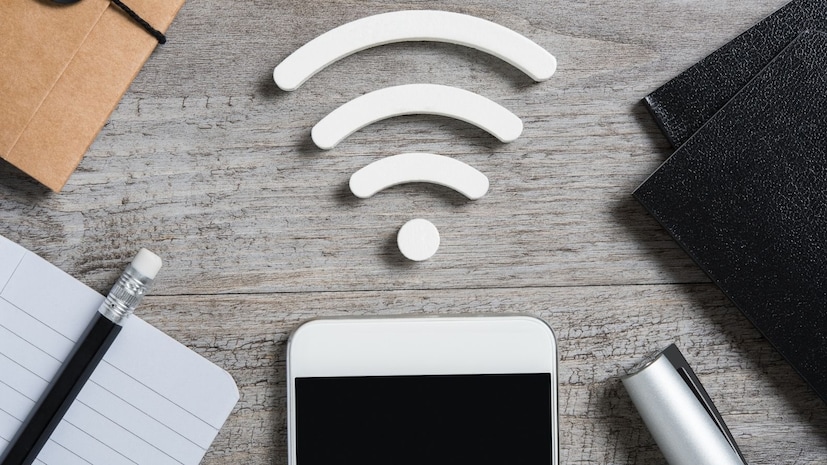 सिक्युरिटी कारणांमुळे थेट एरर दाखवत नाही. जर राऊटर लगेच Wrong password सांगू लागला, तर हॅकर्सला अंदाज बांधणं सोपं होईल. Password guessing attacks वाढतील म्हणूनच सुरक्षा कारणांसाठी वाय सिस्टमआधी प्रयत्न करतो आणि फेल झाल्यावरच एरर दाखवतो.