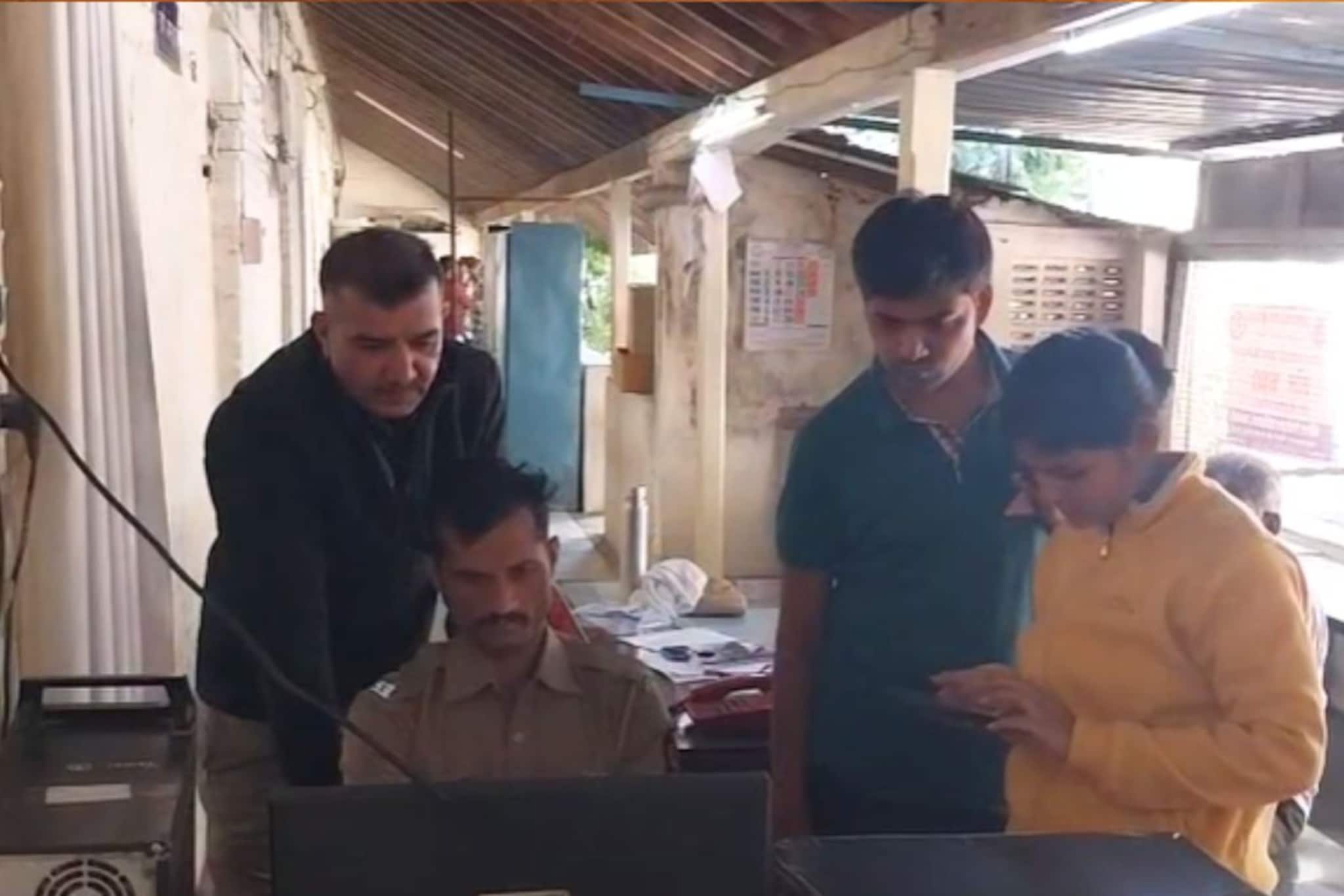 ऑनलाइन ॲपवर फ्लॅट शोधणं महिलेला महागात पडलं, २ लाख झटक्यात गेले, नेमकं काय घडलं? ऑनलाइन ॲपवर फ्लॅट शोधणं महिलेला महागात पडलं, २ लाख झटक्यात गेले, नेमकं काय घडलं?