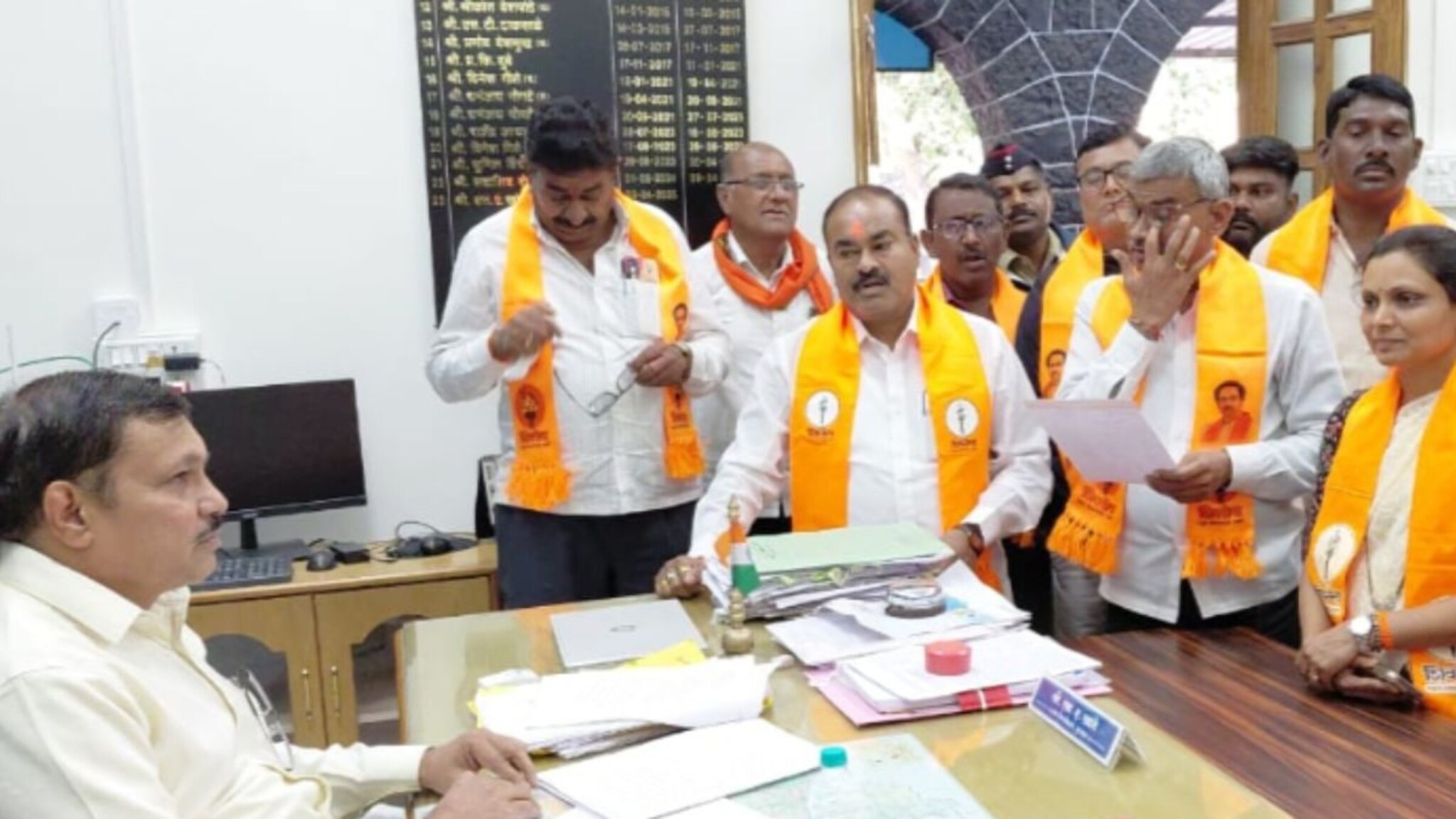 बोगस मतदाराला पळून जाण्यात आमदार पुत्राची मदत, ठाकरेंची शिवसेना जिल्हाधिकाऱ्यांच्या भेटीला