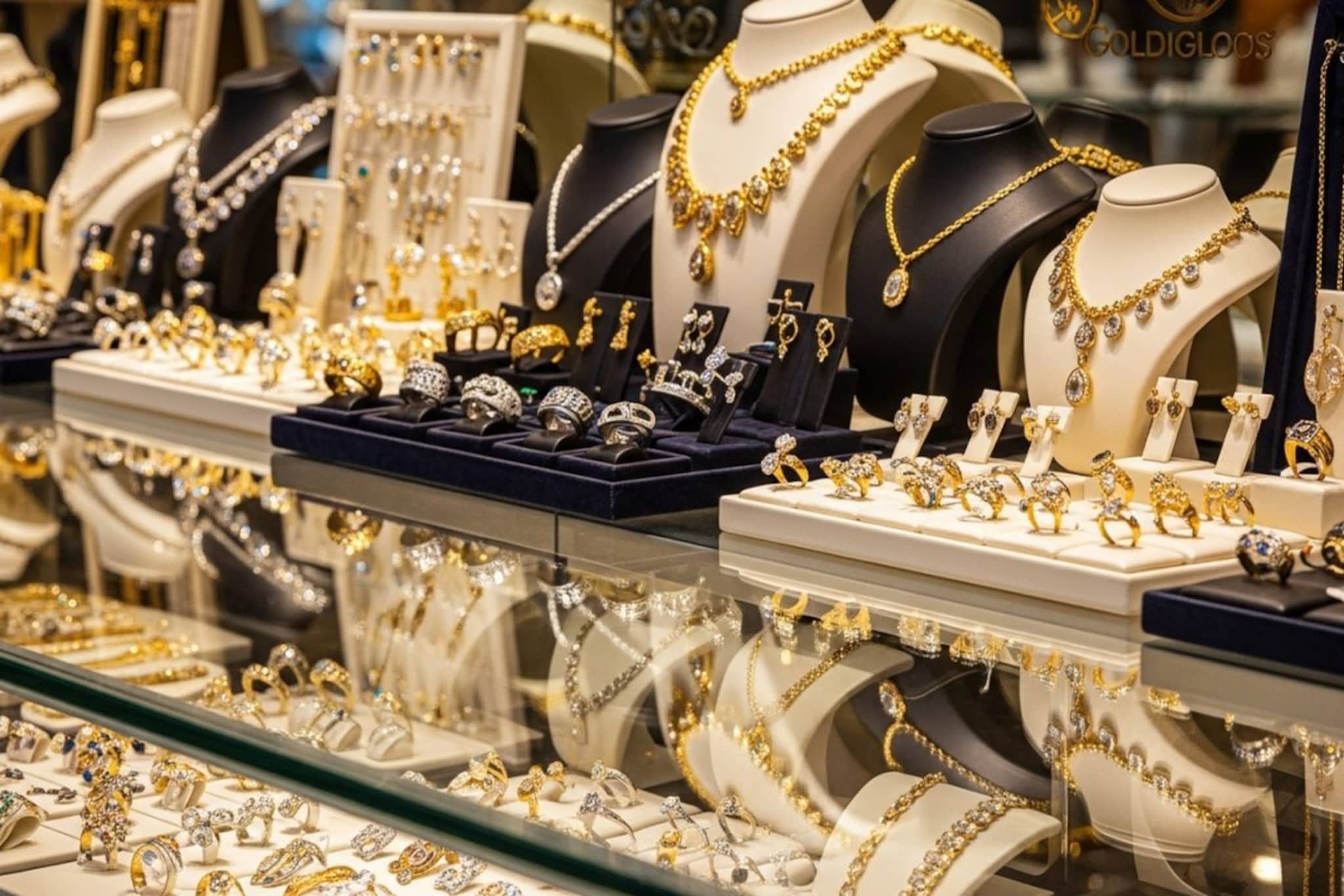 डिसेंबरच्या तिसऱ्या आठवड्यात चांदीचे दर गडगडले, 22 आणि 18 कॅरेट सोन्याचे काय दर? डिसेंबरच्या तिसऱ्या आठवड्यात चांदीचे दर गडगडले, 22 आणि 18 कॅरेट सोन्याचे काय दर?