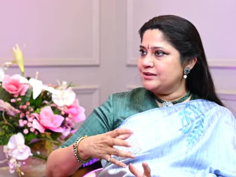  काजोल खरंच उद्धट आहे का? याबद्दल बोलताना आता रेणुका शहाणे म्हणाल्या," तिला जे लोक आवडत नाही त्यांच्याबद्दल आहे. त्यात काही वादच नाही. मला असं वाटतं की नैसर्गिक आहे. ती स्वत:ला फिल्टर करत नाही".