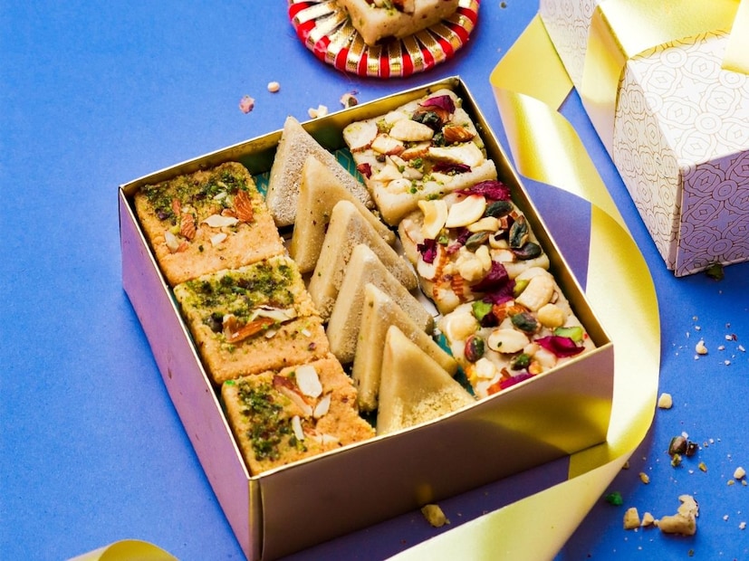 ज्योतिषांच्या मते काजू कतली ही फक्त मिठाई नाही तर नशीब घडवते. ज्योतिषी भावना उपाध्याय यांनी एका पॉडकास्टमध्ये सांगितलं, काजू कतली नशीब घडवते. पांढरी मिठाई शक्य तितकी जास्त खा आणि गिफ्टही करा, ते खूप चांगलं आहे.