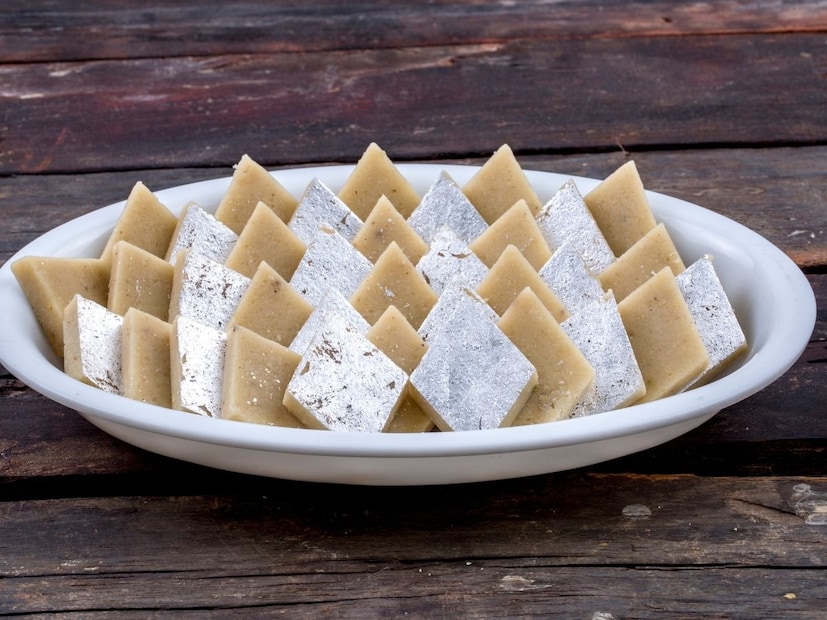 काजू कतली तिचा स्वाद, टेक्स्चर आणि हलकं वितळणारं स्वरूप यामुळे ती विशेष प्रसंगी, सणासुदीला आणि गिफ्ट म्हणूनही मोठ्या प्रमाणात वापरली जाते.