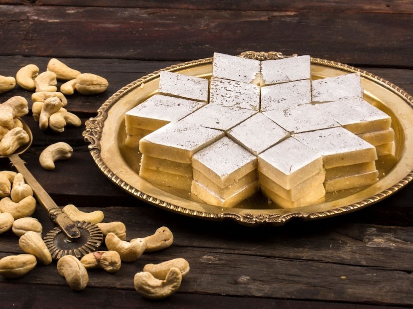 एरवी गोड किंवा मिठाई न खाणारेही काजू कतली मात्र आवडीने खातात. आताही काजू कतली म्हणताच अनेकांच्या तोंडाला पाणी सुटलं असेल.