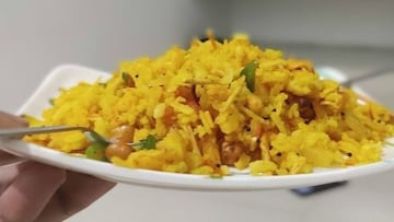 Kandepohe : परफेक्ट कांदेपोह्यांसाठी पोहे आणि कांद्याचं प्रमाण किती असावं? Kandepohe : परफेक्ट कांदेपोह्यांसाठी पोहे आणि कांद्याचं प्रमाण किती असावं?