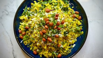 Pohe : दररोज नाश्त्याला पोहे खाणं धोकादायक, डॉक्टरांनी सांगितलं काय होतं Pohe : दररोज नाश्त्याला पोहे खाणं धोकादायक, डॉक्टरांनी सांगितलं काय होतं