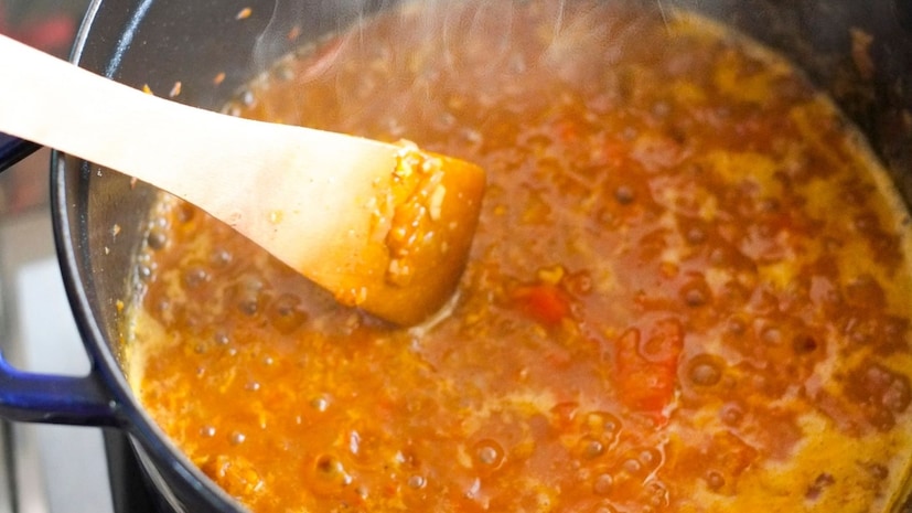 भारतीय जेवणाला तोडच नाही. अगदी जगभरात भारतीय पदार्थ आवडणारे कितीतरी लोक आहेत. याला अमेरिकन रॅपर कान्ये वेस्टही अपवाद नाही. त्याला भारतीय कढी आवडते आणि त्याच्यासाठी तो काहीही करू शकतो हे त्याने दाखवलं.