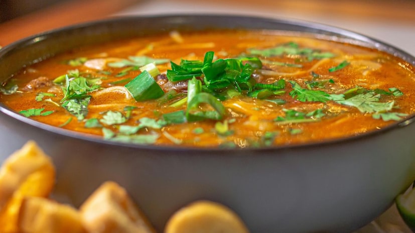 प्रत्येकाला एखादा विशिष्ट पदार्थ विशिष्ट ठिकाणीच खायला आवडतो. असाच एक प्रसिद्ध अमेरिकन रॅपर ज्याला भारतीय कढी आवडली की त्याने ती तब्बल 5000 किलोमीटरवरून ऑर्डर केली. फक्त डिलीव्हरीसाठीच त्याने तब्बल 350000 रुपये मोजले. प्रत्येकाला एखादा विशिष्ट पदार्थ विशिष्ट ठिकाणीच खायला आवडतो. असाच एक प्रसिद्ध अमेरिकन रॅपर ज्याला भारतीय कढी आवडली की त्याने ती तब्बल 5000 किलोमीटरवरून ऑर्डर केली. फक्त डिलीव्हरीसाठीच त्याने तब्बल 350000 रुपये मोजले.