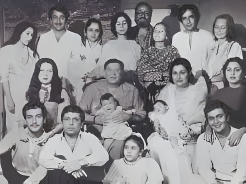 बॉलिवूडमधील सर्वात मोठे खानदान किंवा सिनेसृष्टीला सर्वाधिक सुपरस्टार देणारे खानदान म्हणून कपूर घराणे ओळखले जाते. पृथ्वीराज कपूर यांच्यापासून राज कपूर, शम्मी कपूर, शशि कपूर आणि आजच्या घडीला करीना आणि रणबीरपर्यंत या कुटुंबाने इंडस्ट्रीला अनेक सुपरस्टार्स दिले आहेत. बॉलिवूडमधील सर्वात मोठे खानदान किंवा सिनेसृष्टीला सर्वाधिक सुपरस्टार देणारे खानदान म्हणून कपूर घराणे ओळखले जाते. पृथ्वीराज कपूर यांच्यापासून राज कपूर, शम्मी कपूर, शशि कपूर आणि आजच्या घडीला करीना आणि रणबीरपर्यंत या कुटुंबाने इंडस्ट्रीला अनेक सुपरस्टार्स दिले आहेत.