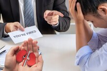 बॉसचा जीव वाचवण्यासाठी दान केली स्वतःची किडनी, महिलेने गमावली नोकरी, प्रकरण काय?