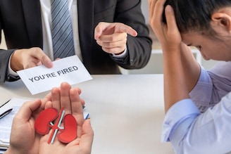 बॉसचा जीव वाचवण्यासाठी दान केली स्वतःची किडनी, महिलेने गमावली नोकरी, प्रकरण काय?