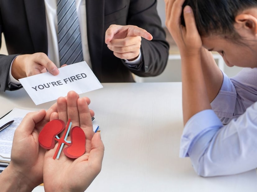 चांगल्या कर्मांचं चांगलं फळ मिळतं, असं म्हटलं जातं. पण ही म्हण कलियुगात नेहमीच खरी ठरत नाही. असंच एक प्रकरण चर्चेत आलं आहे. दोन मुलांची आई असलेली एक घटस्फोटित महिला जिने आपल्या बॉसचा जीव वाचवण्यासाठी किडनी दान केली पण तिने आपली नोकरी गमावली. ज्याच्यासाठी किडनी दान केली त्याच बॉसने तिला कामावरून काढून टाकल्याची धक्कादायक घटना घडली आहे. चांगल्या कर्मांचं चांगलं फळ मिळतं, असं म्हटलं जातं. पण ही म्हण कलियुगात नेहमीच खरी ठरत नाही. असंच एक प्रकरण चर्चेत आलं आहे. दोन मुलांची आई असलेली एक घटस्फोटित महिला जिने आपल्या बॉसचा जीव वाचवण्यासाठी किडनी दान केली पण तिने आपली नोकरी गमावली. ज्याच्यासाठी किडनी दान केली त्याच बॉसने तिला कामावरून काढून टाकल्याची धक्कादायक घटना घडली आहे.