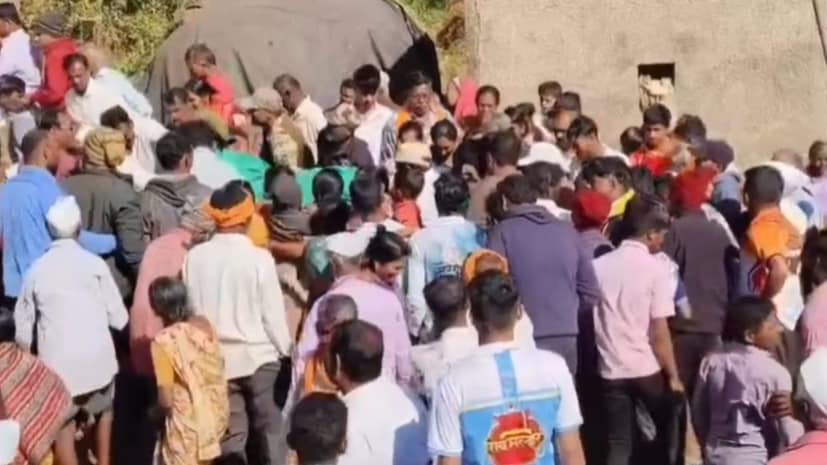 कोल्हापूर जिल्ह्यातील शिराळा तालुक्यातील शिवरवाडी येथे बिबट्याने ग्रामस्थावर हल्ला केल्याने एकच खळबळ उडाली. गावातील नात बेंद्रे हे आपल्या बांधकाम सुरू असलेल्या घरात साहित्य आणण्यासाठी गेले असता दबा धरून बसलेला आढळला. कोल्हापूर जिल्ह्यातील शिराळा तालुक्यातील शिवरवाडी येथे बिबट्याने ग्रामस्थावर हल्ला केल्याने एकच खळबळ उडाली. गावातील नात बेंद्रे हे आपल्या बांधकाम सुरू असलेल्या घरात साहित्य आणण्यासाठी गेले असता दबा धरून बसलेला आढळला.