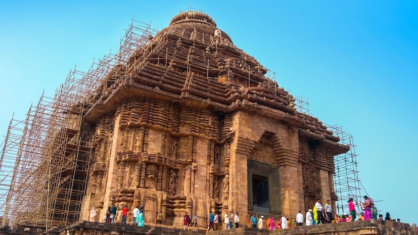 1950 च्या दशकाच्या मध्यातही भारतीय पुरातत्व सर्वेक्षणाचे माजी महासंचालक डॉ. देबाला मित्रा यांनी सीलबंद हॉलच्या आत तपासणी केली. त्यांच्या अभ्यासातून असं दिसून आलं की सीलबंद हॉलच्या आतील भागात पावसाच्या पाण्यातील सतत ओलावा शिरल्याने शेवाळ वाढलं होतं. त्यांनी सांगितलं की ही ओलावा स्मारकाचा कणा असलेल्या खोंडालाईट दगडाच्या विघटनाला गती देत ​​होती. 2019 मध्ये रुरकीस्थित सेंट्रल बिल्डिंग रिसर्च इन्स्टिट्यूटने केलेल्या संरचनेच्या तपासणीत त्या इशाऱ्यांची पुष्टी झाली.