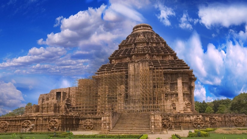 इथं सूर्यदेवाची मूर्ती स्थापित करण्यात आली होती.  हे मंदिर एकेकाळी धार्मिक विधी, खगोलशास्त्र आणि राजेशाही शक्तीचं केंद्र होतं. गेल्या काही शतकांपासून चक्रीवादळे, मिठाने भरलेले वारे, वाळूचे वाहणं आणि हवामान बदलाशी संबंधित किनारपट्टीवरील ओलावा यामुळे ते कमकुवत झालं आहे. म्हणून 1903 मध्ये, ब्रिटिशांनी संरचनेचे आणखी नुकसान होऊ नये म्हणून वाळू आणि दगडांनी ते भरून ते सील केलं.