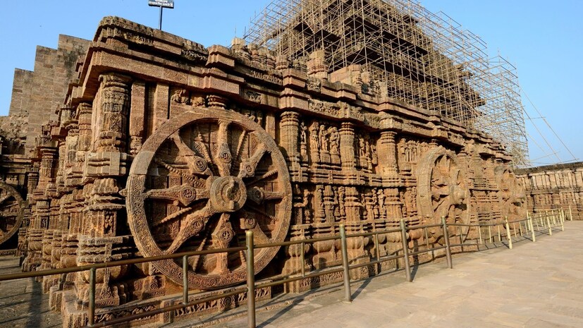 मंदिराच्या बंदिस्त भागाला नाट्यशाळा, नृत्यशाळा किंवा जगमोहन म्हणतात. हा मुख्य मंदिराचा एक महत्त्वाचा भाग आहे. कधीकधी याला मुख्य दालन किंवा गर्भगृहाशी जोडलेला भाग असंही म्हणतात. हा दालन 128 फूट उंच आहे आणि मूळतः नाट्य सादरीकरणासाठी बांधण्यात आला होता.