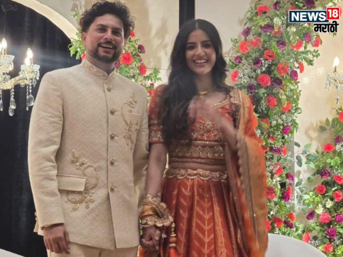 यापूर्वी, 4 जूनला लखनऊमध्ये आयोजित एका समारंभात कुलदीपने त्याची बालपणीची मैत्रीण वंशिका हिच्याशी साखरपुडा केली होती. आयपीएल उशिरा संपल्यामुळे 29 जून रोजी होणारे लग्नाचे कार्यक्रम पुढे ढकलावे लागले होते.