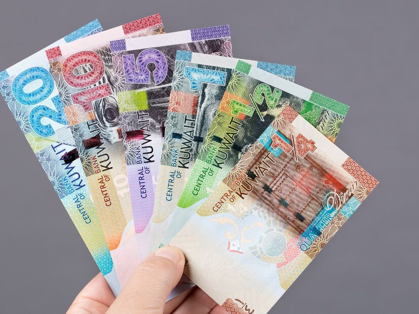 4. चलन व्यवस्थापनाची अनोखी रणनीतीकुवैतची मॉनेटरी स्ट्रॅटेजी सर्वात महत्त्वाची आहे. कुवैतने आपले चलन केवळ अमेरिकन डॉलरशी जोडलेले नाही. त्याऐवजी, कुवैती दिनार आंतरराष्ट्रीय चलनांच्या काळजीपूर्वक निवडलेल्या 'बास्केट'शी जोडलेले आहे. ही धोरणात्मक निवड जागतिक स्तरावरील आर्थिक अस्थिरतेचा कुवैतच्या चलनावरील परिणाम कमी करते आणि त्याची किंमत स्थिर ठेवण्यास मदत करते.