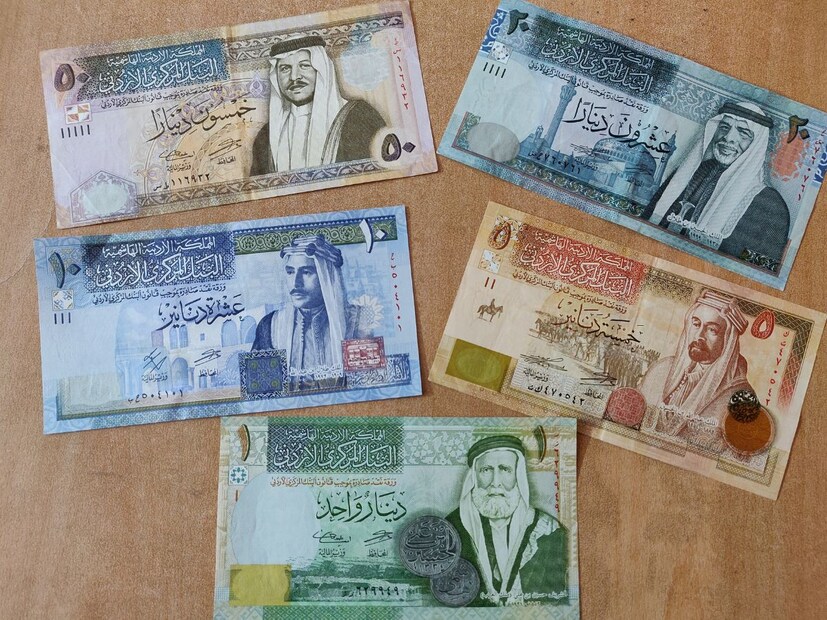 इतिहास आणि राष्ट्रीय ओळखतुम्हाला हे जाणून आश्चर्य वाटेल की 1961 पूर्वी कुवैत आपल्या आर्थिक व्यवहारांसाठी भारतीय रुपयाचा वापर करत असे, ज्याला गल्फ रुपया (Gulf Rupee) म्हटले जाई. स्वातंत्र्य मिळाल्यानंतर, कुवैतने आपल्या आर्थिक सार्वभौमत्वाचे आणि राष्ट्रीय अस्मितेचे प्रतीक म्हणून दिनारला स्वीकारले. या वर्षांमध्ये, दीनार हे जागतिक स्तरावर सन्मानित तेल-आधारित अर्थव्यवस्था म्हणून कुवैतच्या उदयास दर्शवते.