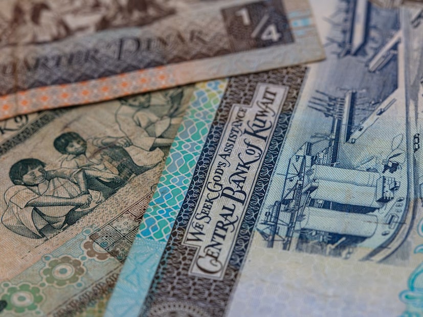 कुवैतच्या चलन प्रणालीची रचनाकुवैती दिनारचे 1000 फिल्स (Fils) मध्ये विभाजन केले जाते. त्यामुळे दैनंदिन वापरासाठी विविध मूल्यांचे चलन उपलब्ध होते.
नाणी 1 ते 100 फिल्सपर्यंतच्या मूल्यांची असतात, तर बँक नोटा 1, 5, 10 आणि 20 दिनारमध्ये येतात.