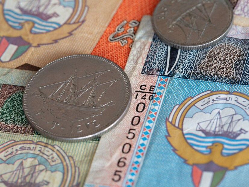 3. टॅक्स-फ्री आर्थिक मॉडेलकुवैत टॅक्स-फ्री (करमुक्त) आर्थिक मॉडेलचा अवलंब करतो. यामुळे नागरिकांच्या उत्पन्नातील मोठा हिस्सा त्यांच्याकडेच राहतो, ज्यामुळे त्यांची खर्च करण्याची क्षमता आणि देशाची अंतर्गत आर्थिक ताकद वाढते.