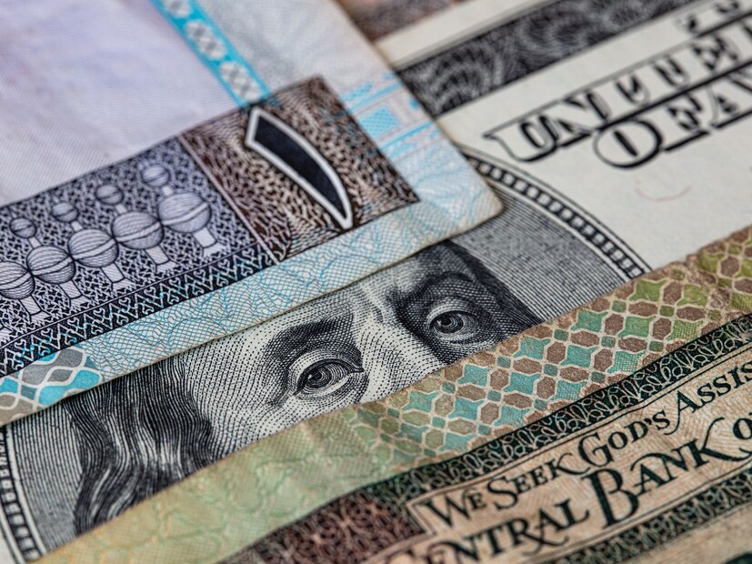 पण, या दिनारमध्ये अशी कोणती जादू आहे ज्यामुळे ते जागतिक वित्तीय शिडीवर इतके वर पोहोचले आहे? चला तर मग, कुवैती दिनारच्या या अविश्वसनीय प्रवासाची रहस्ये जाणून घेऊया.