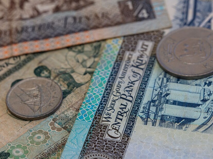 जर तुम्ही $10,000 घेऊन कुवैतला गेलात, तर तुमच्या लक्षात येईल की हे पैसे बदलून तुम्हाला फक्त सुमारे 340.59 कुवैती दिनार (KWD) मिळतील. ही साधी आकडेवारीच आपल्याला जगातील सर्वात शक्तिशाली चलनाच्या सामर्थ्याची कल्पना देते. अनेकांना असं आतापर्यंत वाटत होतं की डॉलर हा सगळ्यात मोठा आहे. पण असं नाही या आकड्यावर तुमच्या लक्षात आलं असेल कुवैती दिनार सगळ्यात मोठं चलन आहे. Kuwaiti Dinar अनेक दशकांपासून जगातील सर्वात जास्त मूल्यवान चलन म्हणून आपले स्थान टिकवून ठेवले आहे.