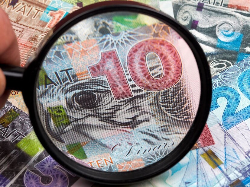 कुवैती दिनारची ताकद किती?कुवैती दिनारची ताकद खरोखरच अफाट आहे. आज, एक कुवैती दिनार हे साधारणपणे 3.26 अमेरिकन डॉलर इतके आहे. ही जबरदस्त किंमत कुवैतची आर्थिक स्थिरता, देशाचे प्रचंड तेल साठे आणि अत्यंत शिस्तबद्ध आर्थिक धोरणांचे प्रतीक आहे.