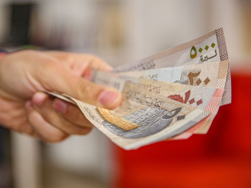 1. तेलाची अखंड शक्ती (Oil Reserves)कुवैतची अर्थव्यवस्था मोठ्या प्रमाणावर तेलाच्या साठ्यांवर अवलंबून आहे. या साठ्यांमधून देशाला सातत्याने आणि मोठ्या प्रमाणात राष्ट्रीय महसूल मिळतो. तेलाच्या या सततच्या प्रवाहामुळे देशाची आर्थिक बाजू नेहमीच मजबूत राहते.