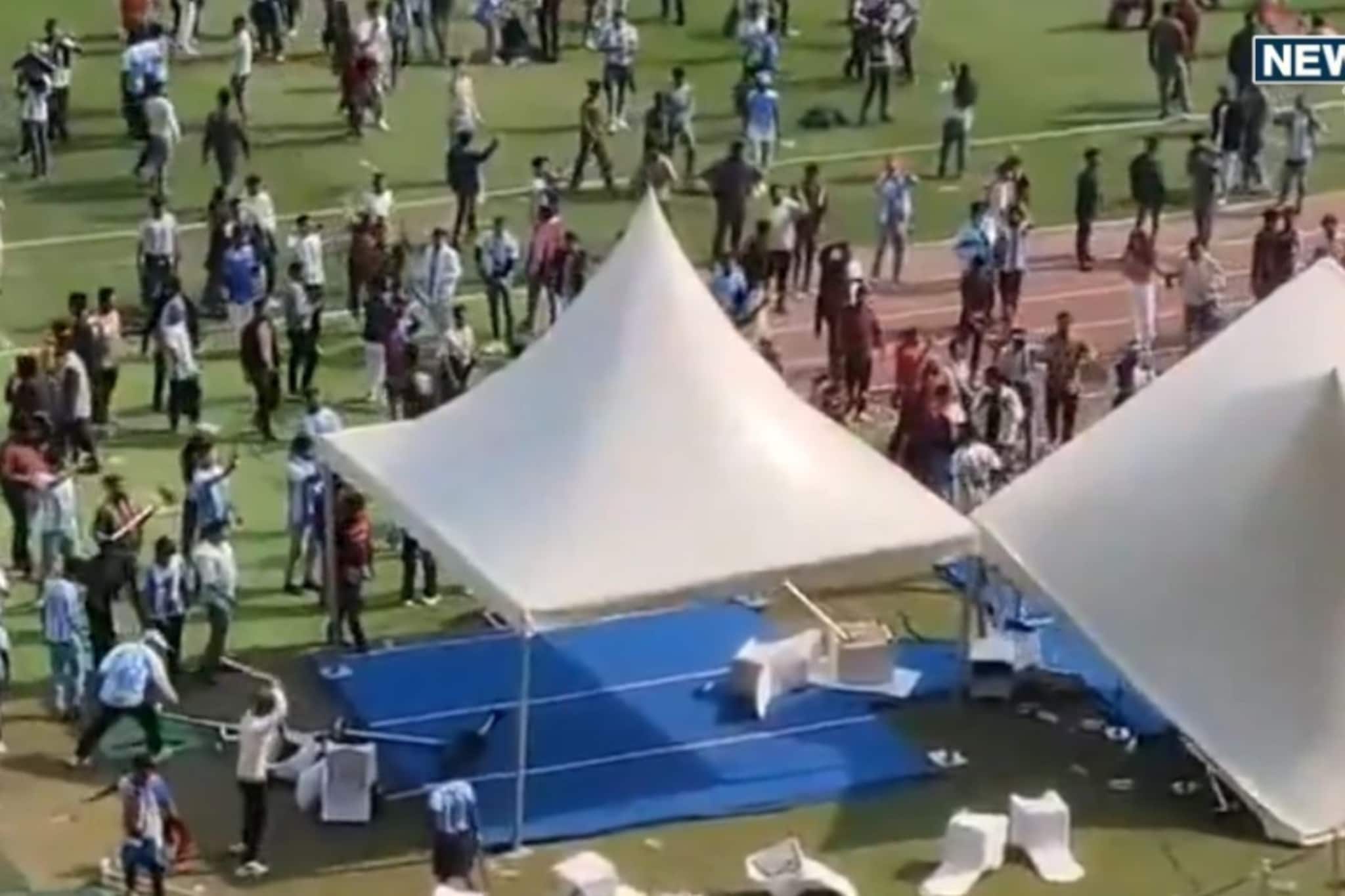 बाटल्या फेकल्या, खुर्चा मोडल्या! Messi ला पहायला फॅन्सचा स्टेडियमवर राडा